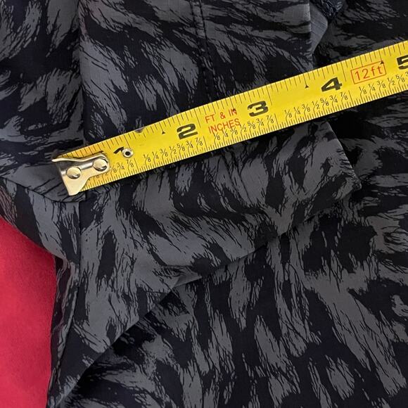 Athleta Women's Trekkie North Short Printed Short Lynx Navy Blue Pockets Size 22 - Picture 8 of 8